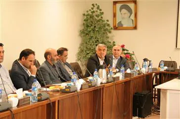 نشست هم اندیشی مدیران عامل واحدهای تولیدی انواع کیک و شکلات استان با معاون غذا و دارو